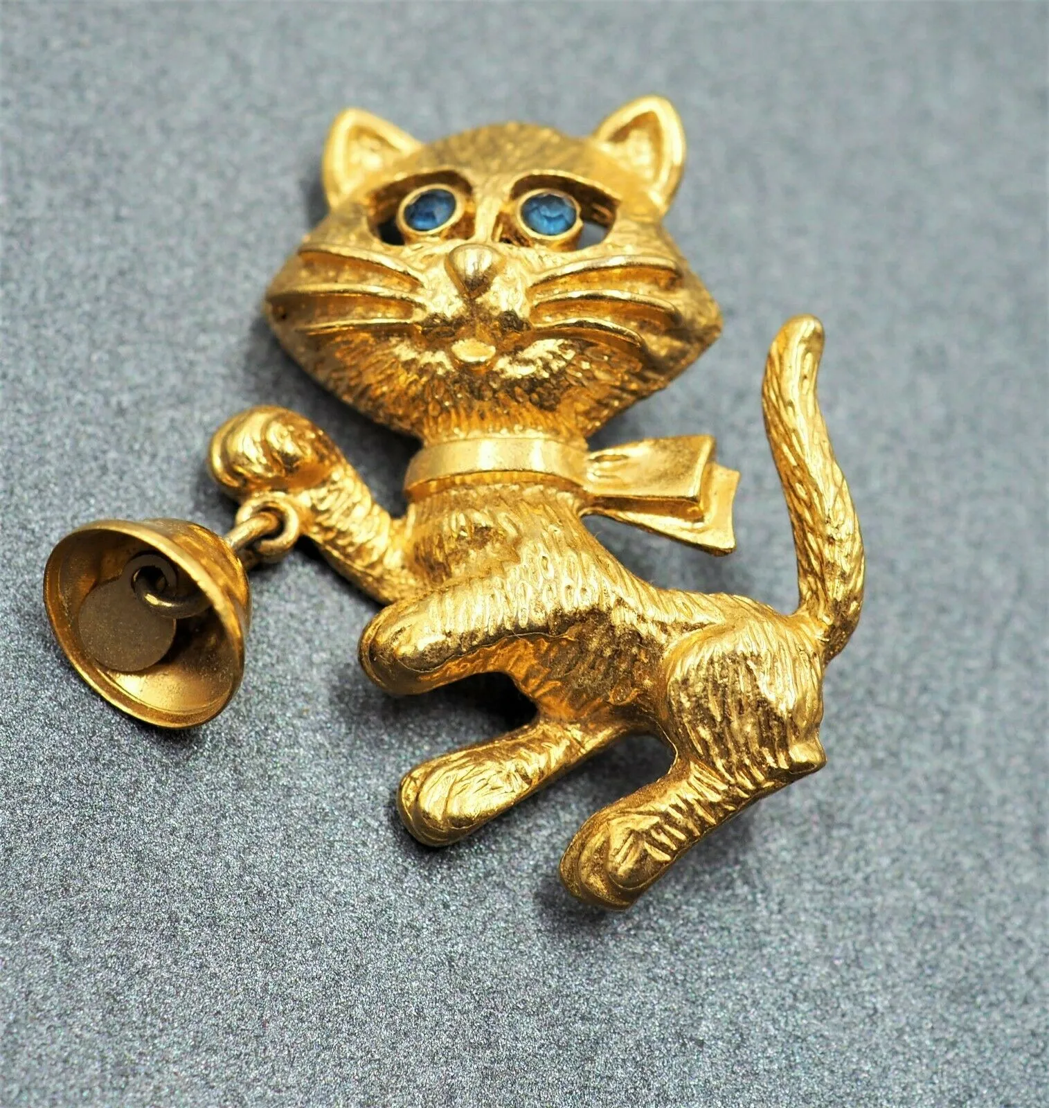 Collectable Avon Cat & Bell Rhinestone Gold Plated Brooch