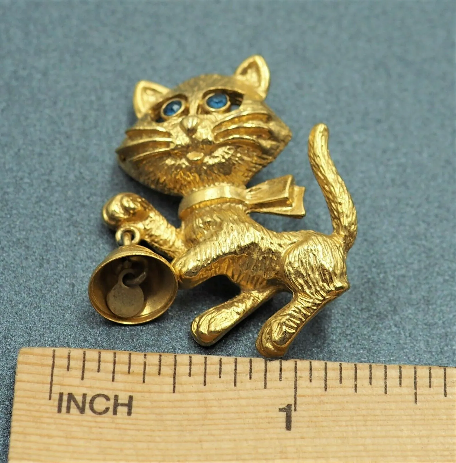 Collectable Avon Cat & Bell Rhinestone Gold Plated Brooch