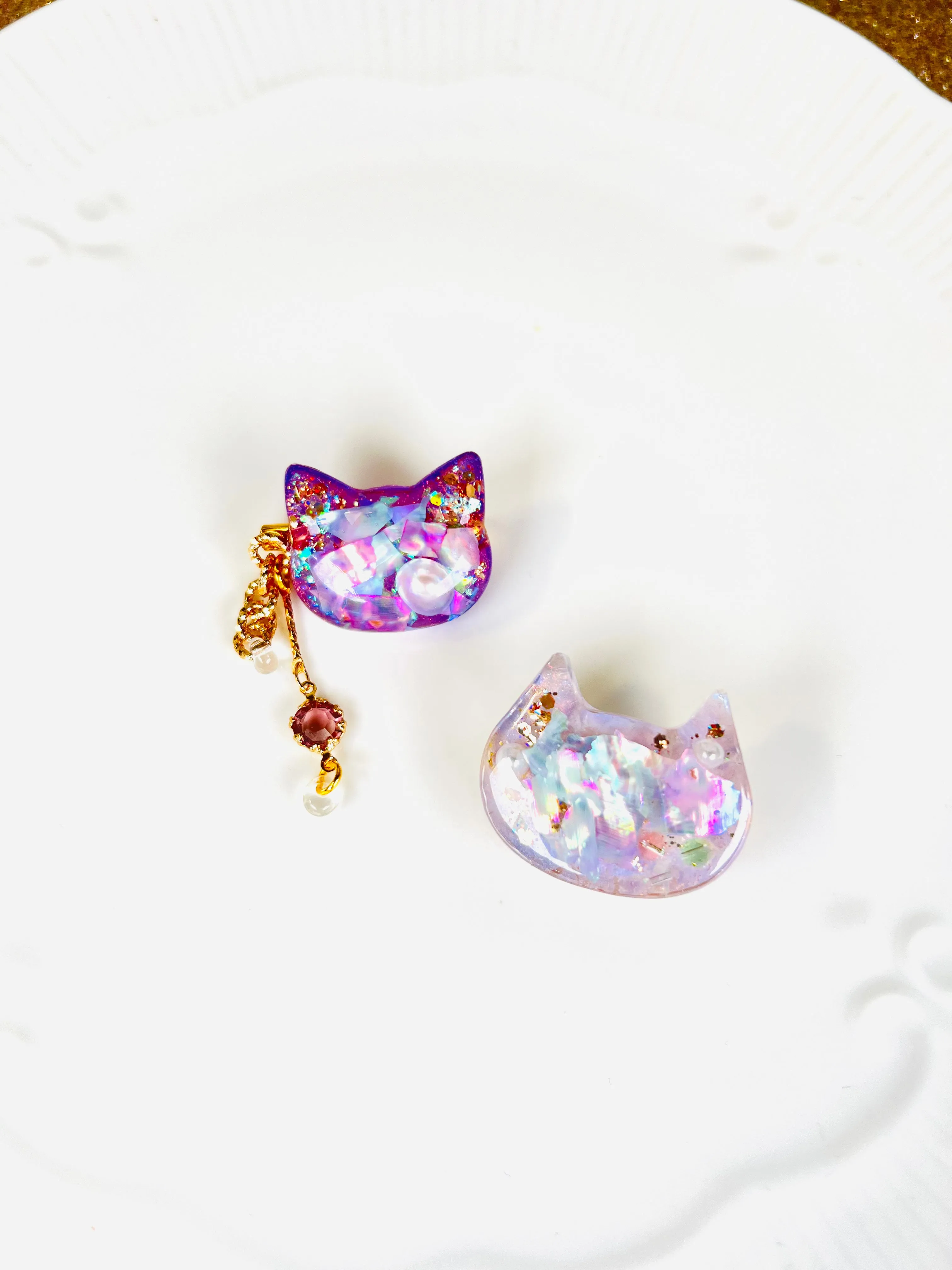 Lovely cat with shiny shell and pearl brooches