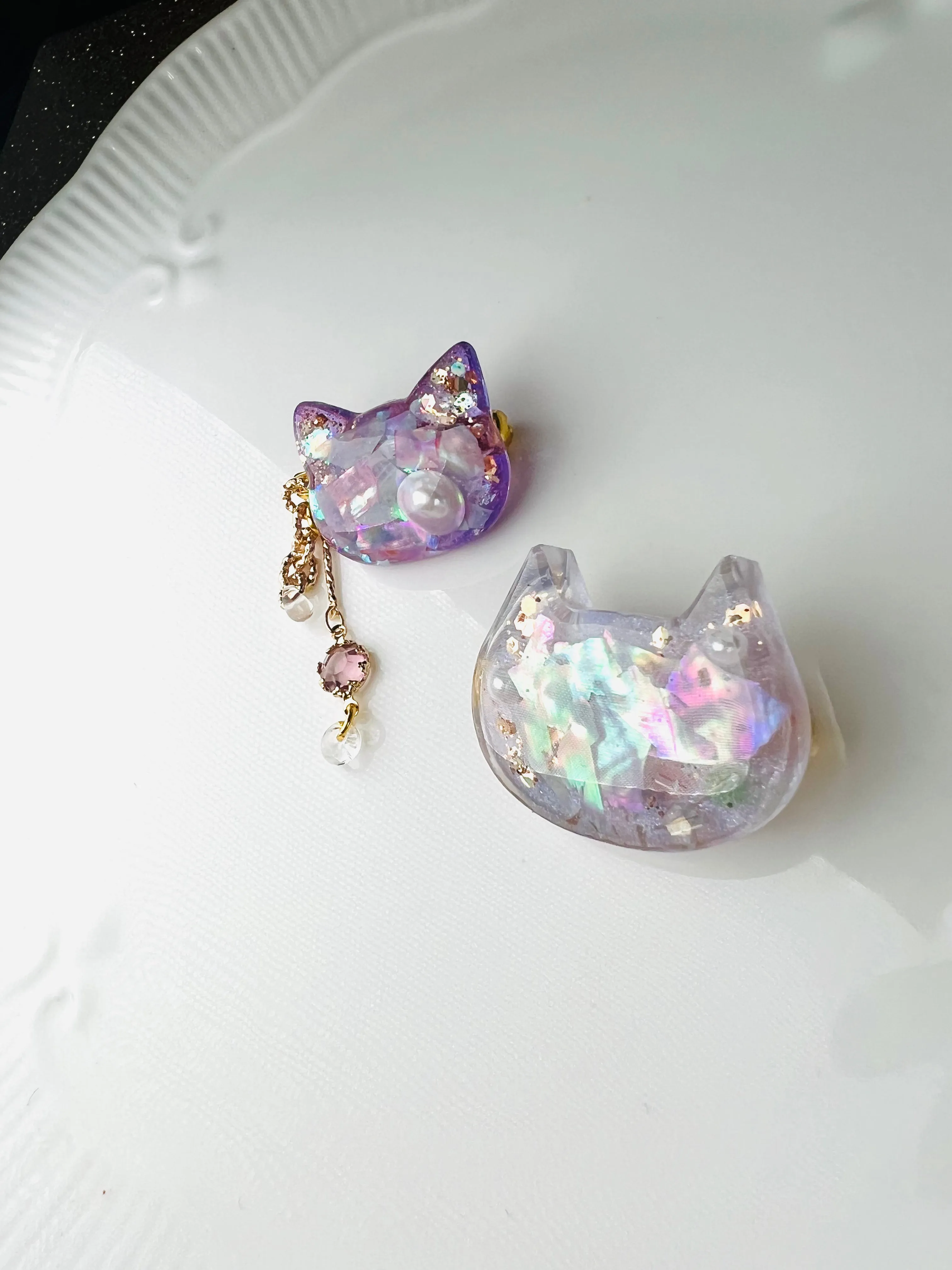 Lovely cat with shiny shell and pearl brooches