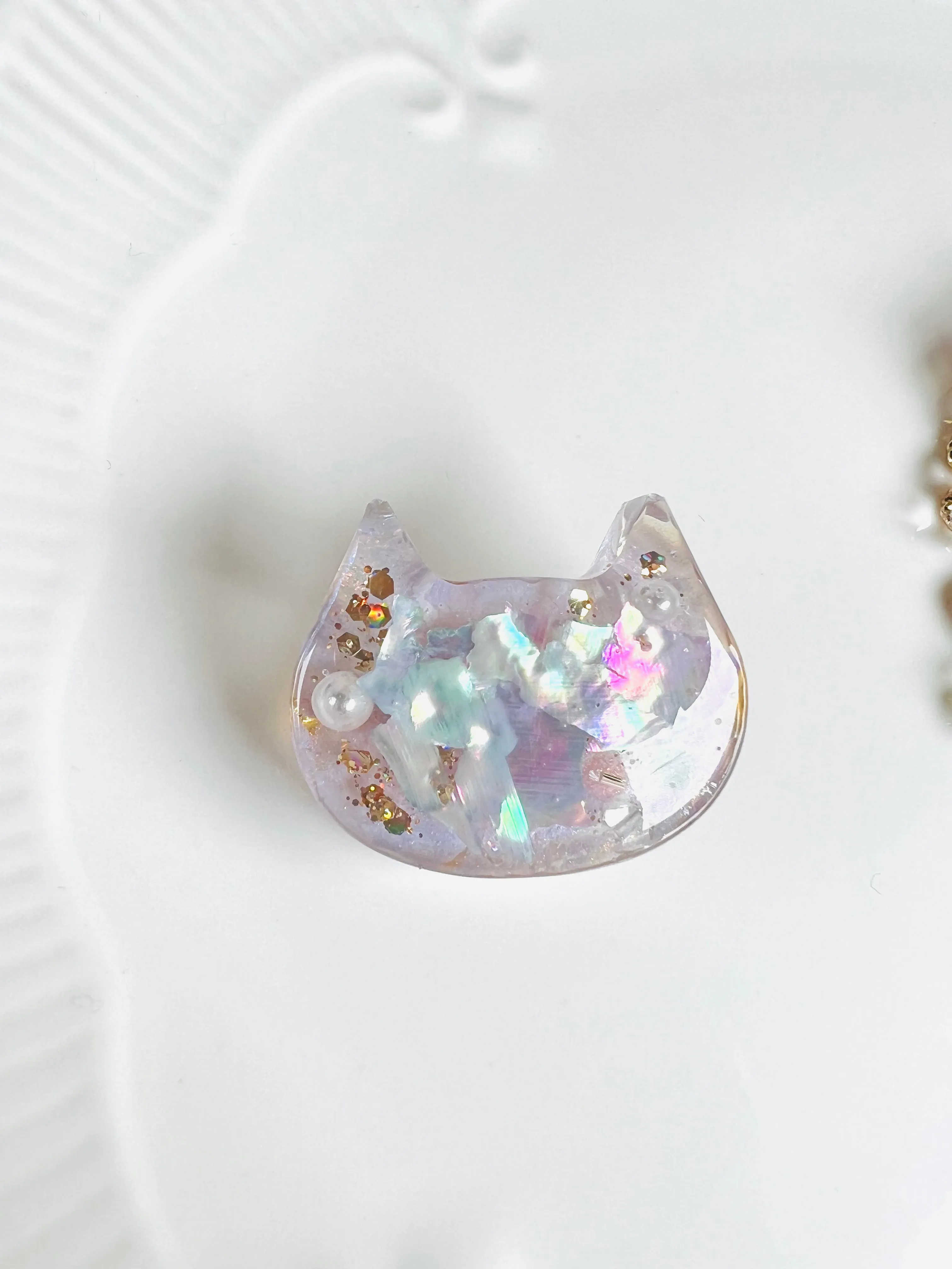 Lovely cat with shiny shell and pearl brooches